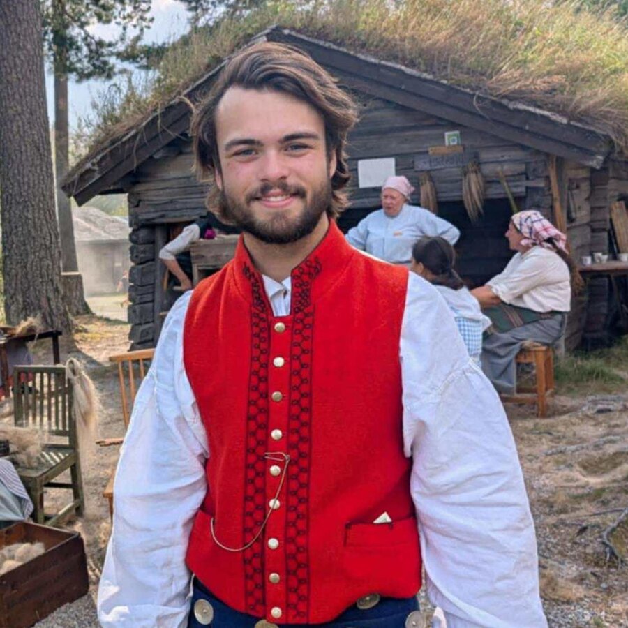 man med folkdrakt p&aring; Gammelvala